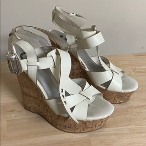 G by guess white wedges